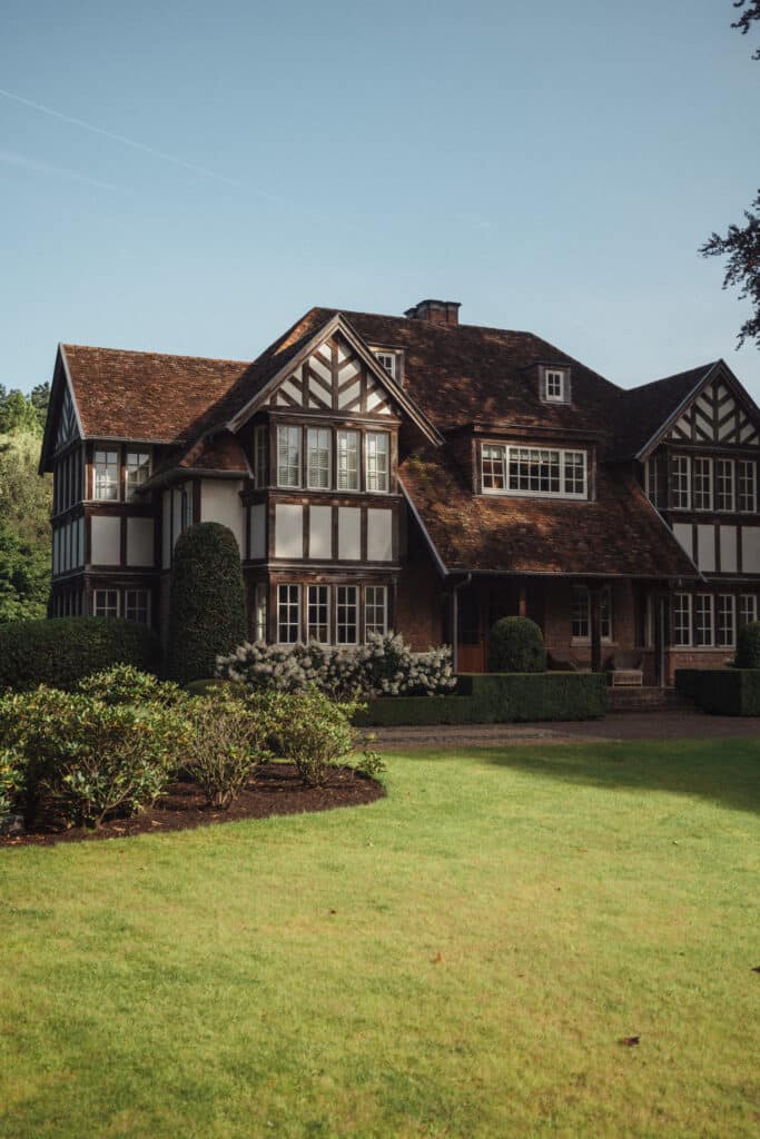 Klassieke villa met Engelse cottagestijl en verzorgde tuin.