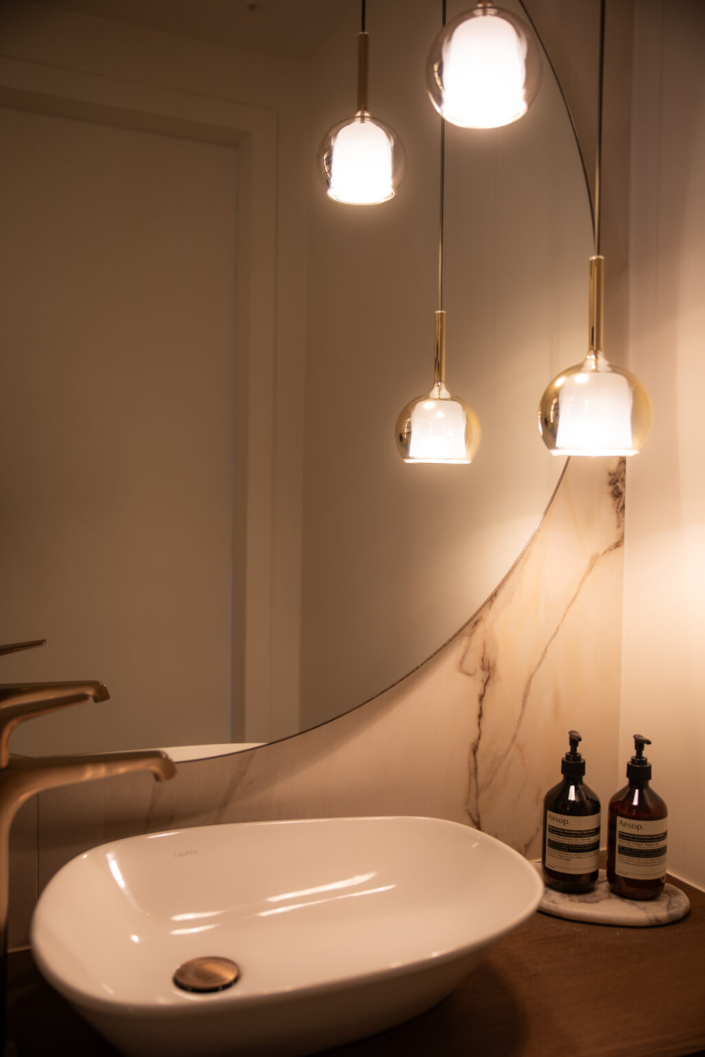 Strakke, moderne villa met witte gevels, grote raampartijen en een eigentijds architecturaal ontwerp door Sels Villabouw.