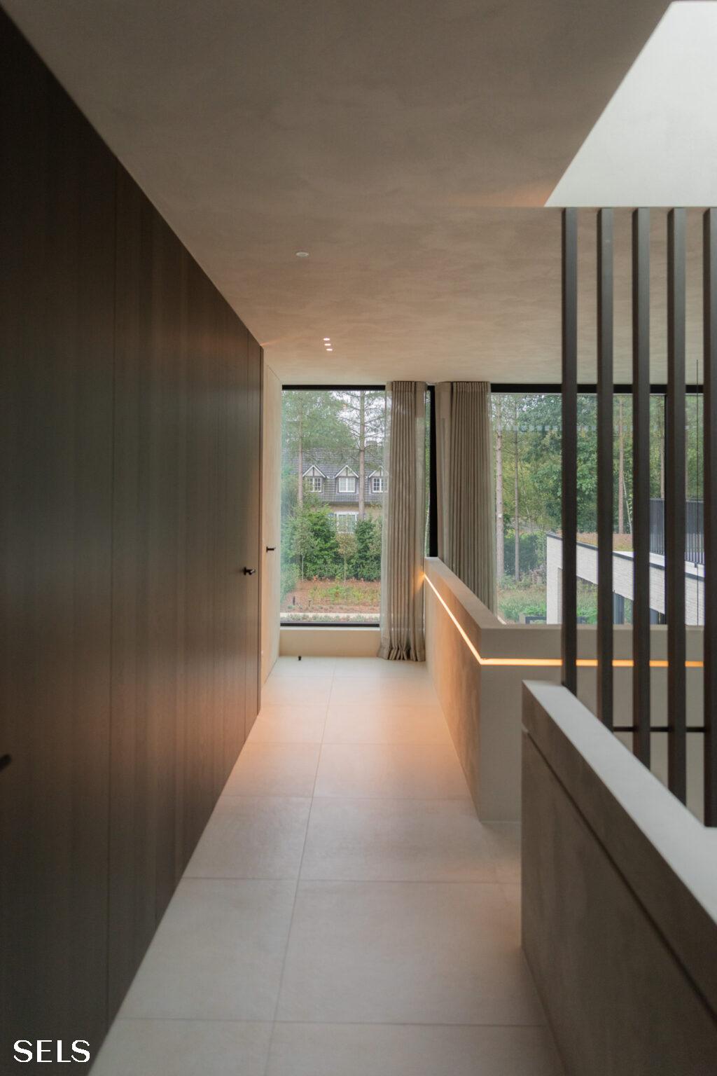 Sleek, modern villa, large windows and contemporary architectural design by Sels Villabouw.