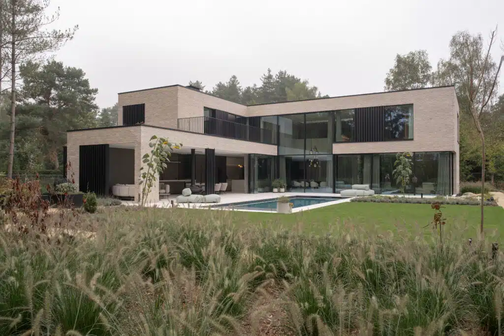 Strakke, moderne villa, grote ramen en eigentijds architectonisch ontwerp van Sels Villabouw.