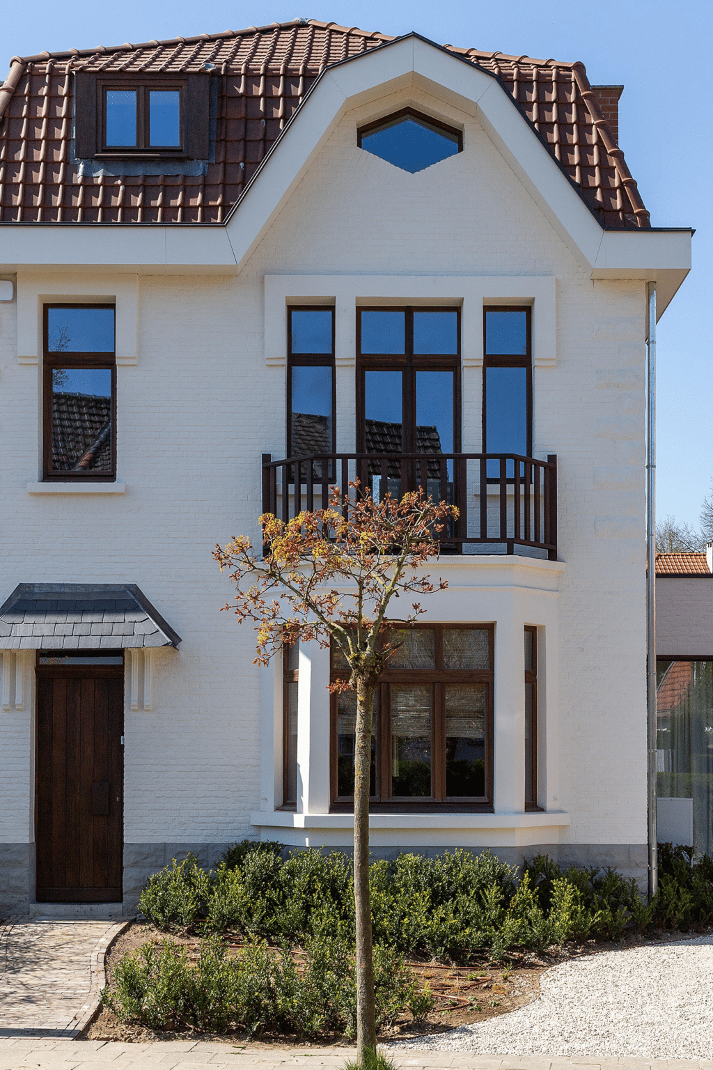 Charmante cottage werd een hedendaags familiehuis met zuiderse flair, zachte wittinten, natuurlijke materialen en een leefkeuken die samenbrengen stimuleert.