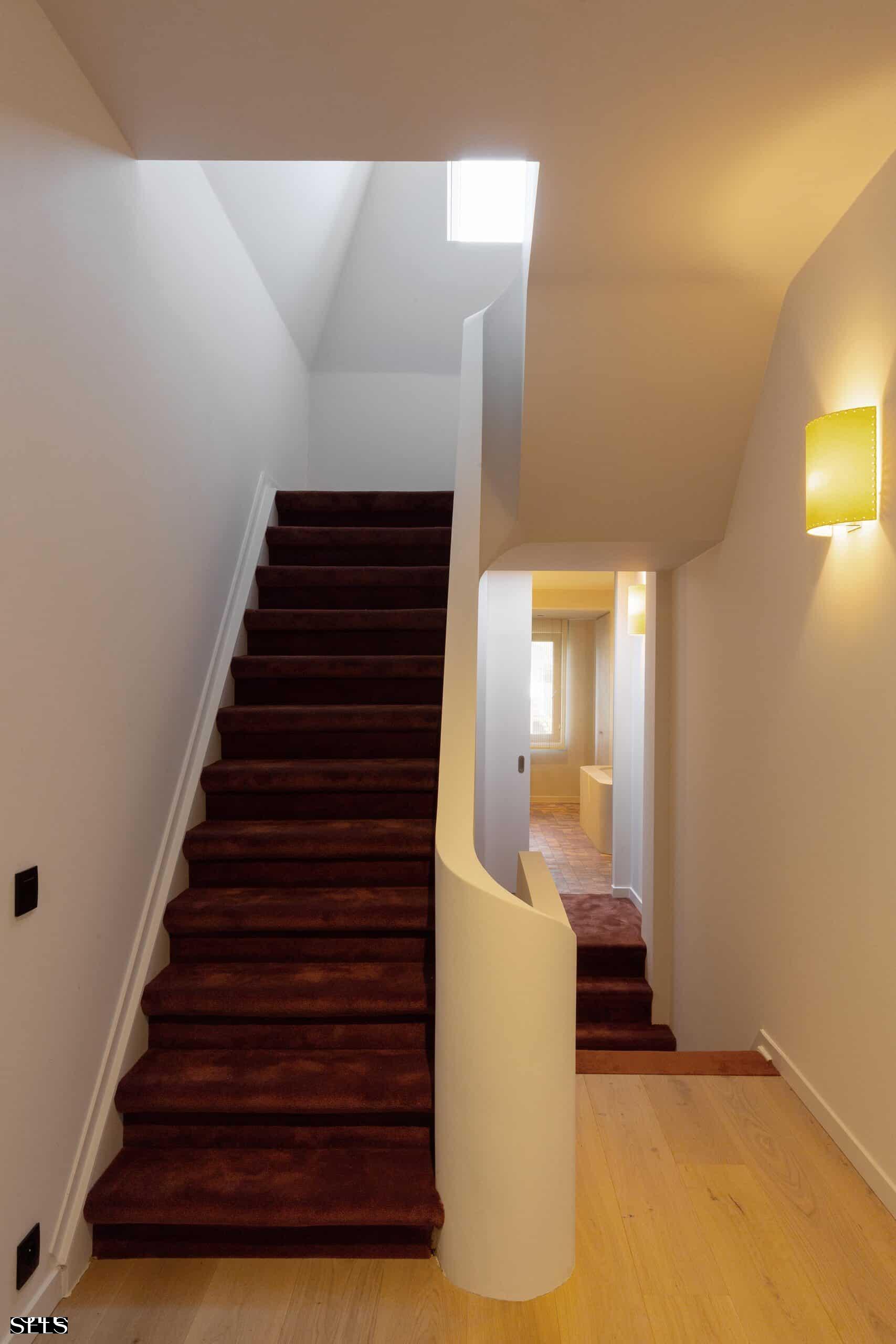 Elegante inkomhal met trap en subtiele cottage-details