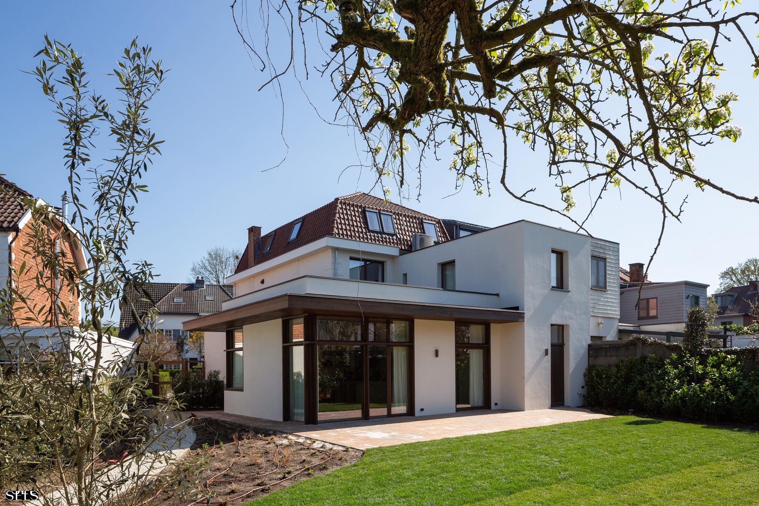Achtergevel van een gerenoveerde cottage met zuiderse uitstraling in Wilrijk