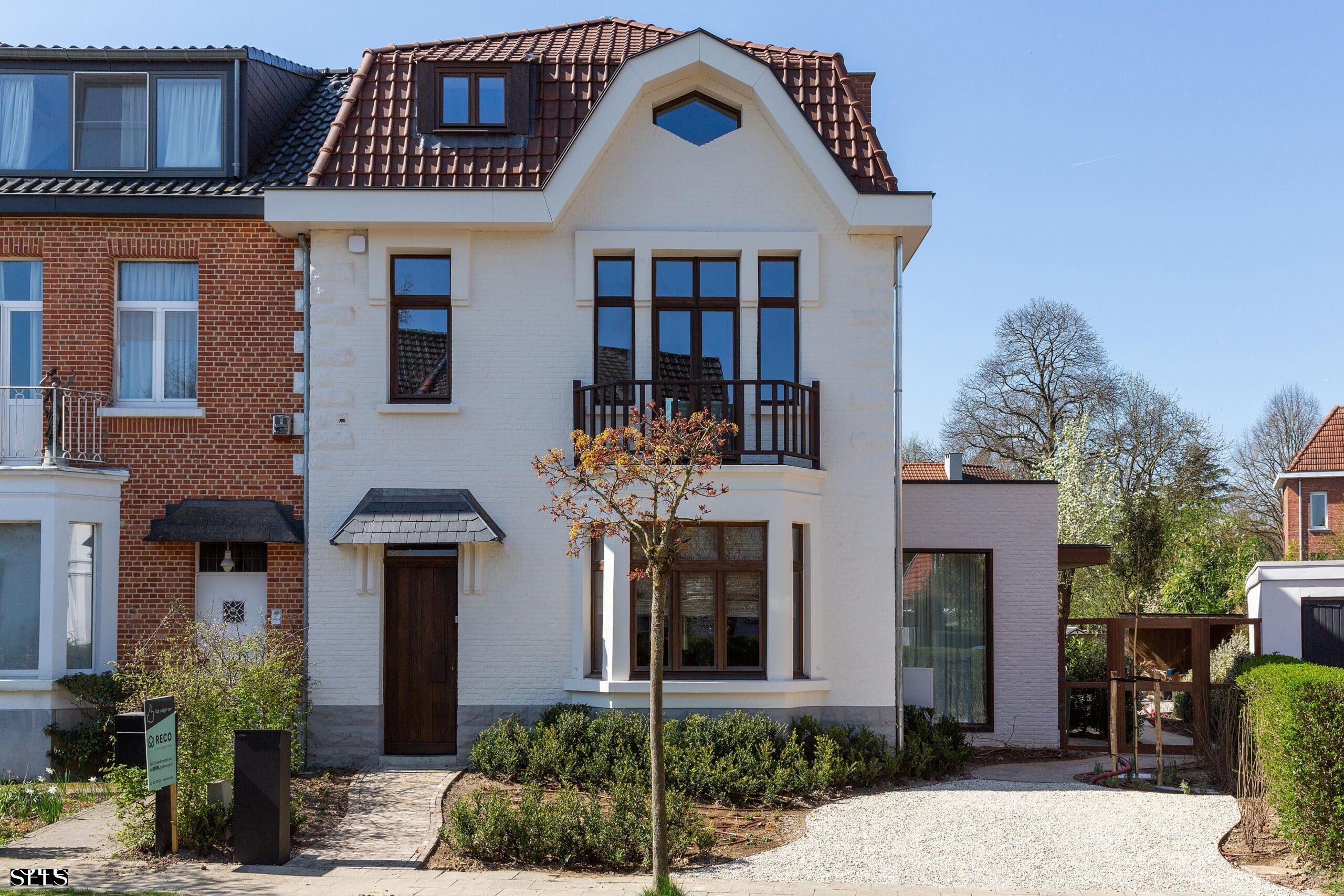 Charmante cottage werd een hedendaags familiehuis met zuiderse flair, zachte wittinten, natuurlijke materialen en een leefkeuken die samenbrengen stimuleert.