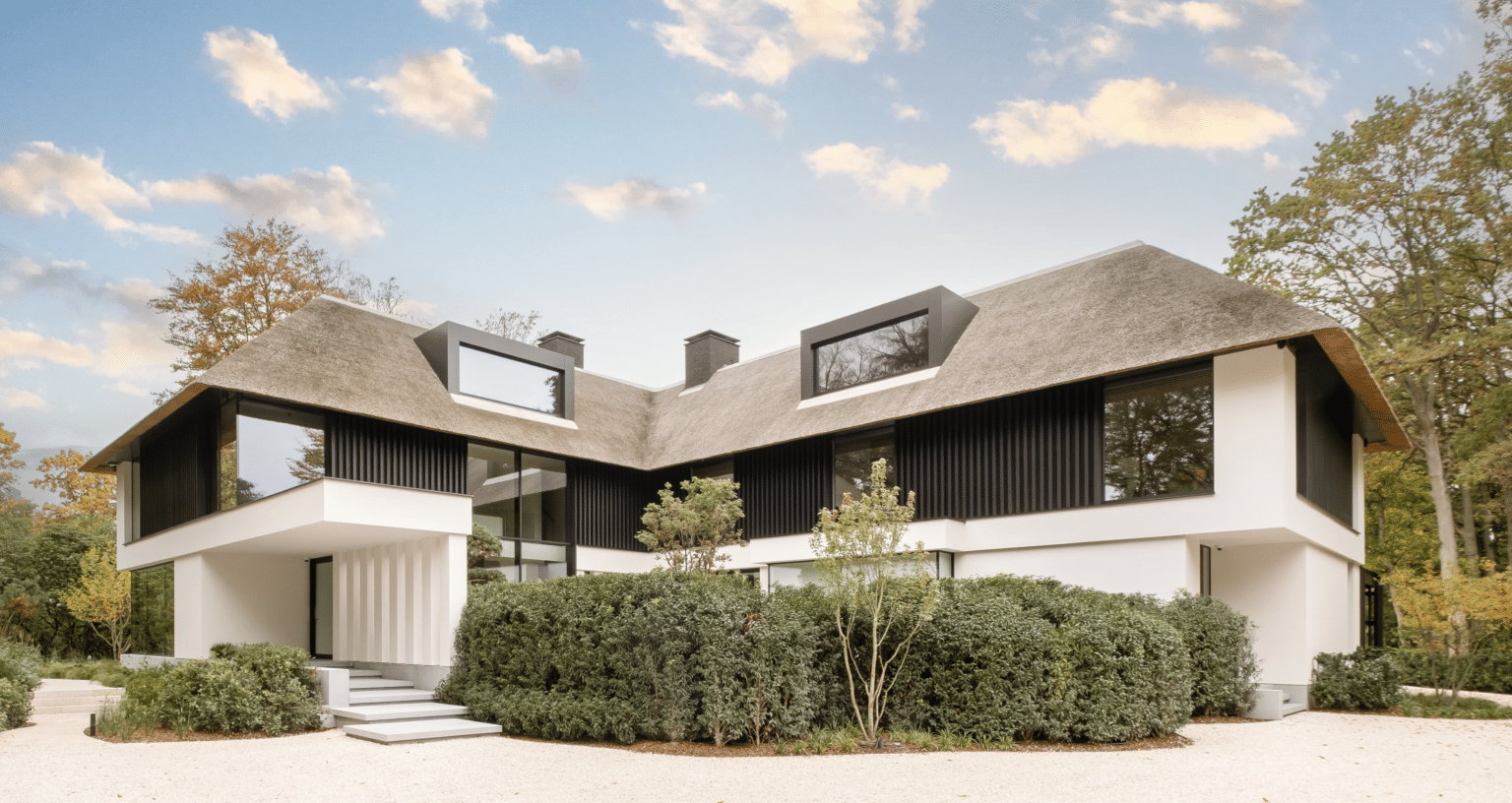 Buitengevel van een moderne villa in Brasschaat gerenoveerd door Villabouw Sels.