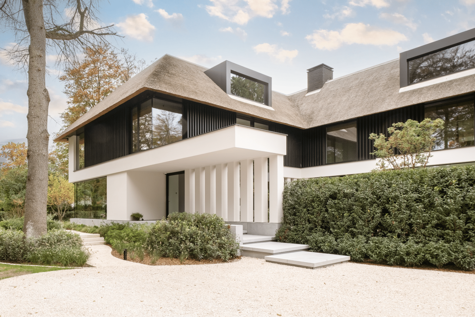 Buitengevel van een moderne villa in Brasschaat gerenoveerd door Villabouw Sels.