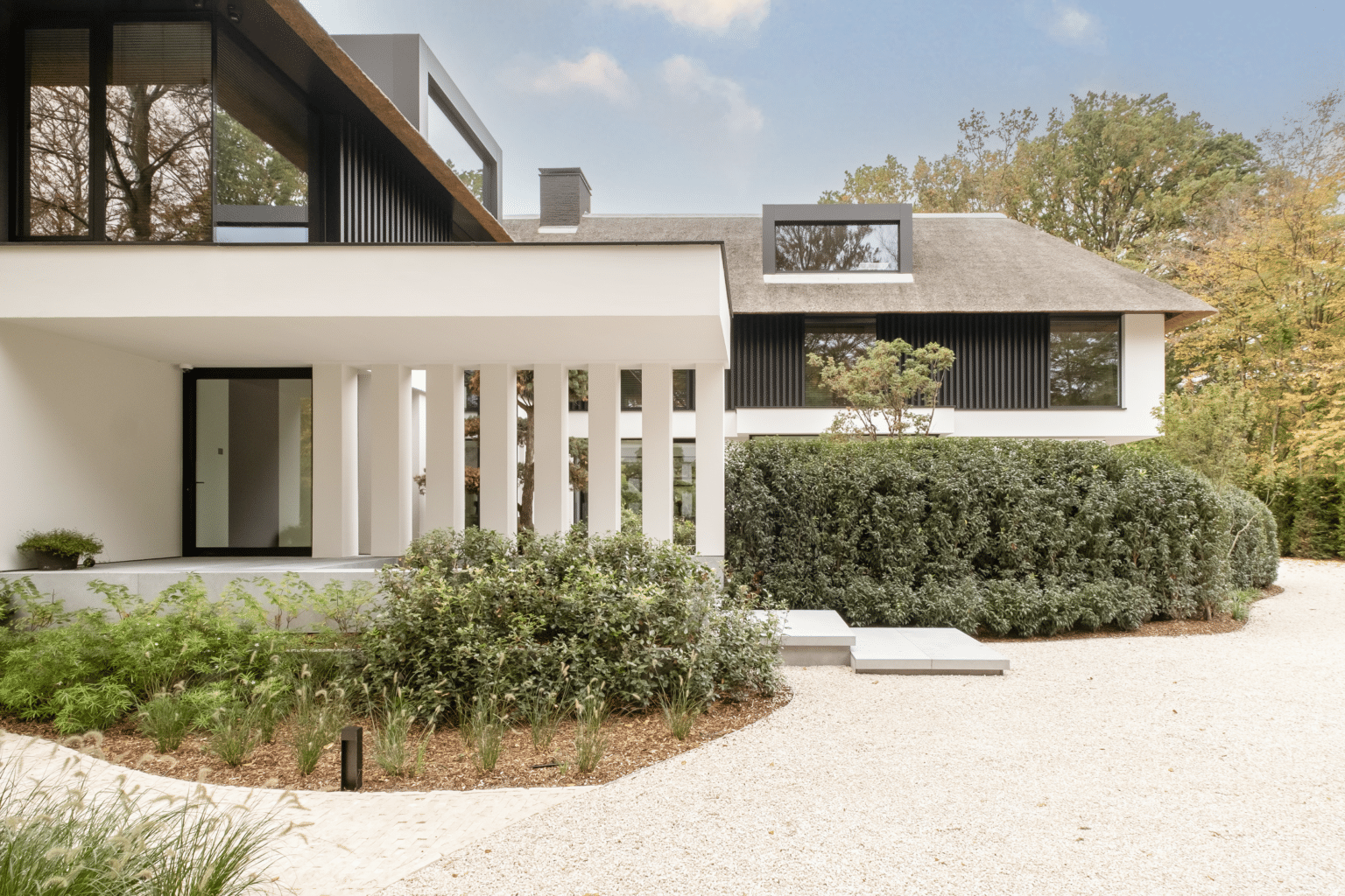 Buitengevel van een moderne villa in Brasschaat gerenoveerd door Villabouw Sels.