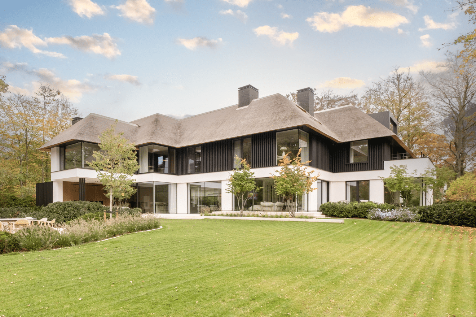 Buitengevel van een moderne villa in Brasschaat gerenoveerd door Villabouw Sels.