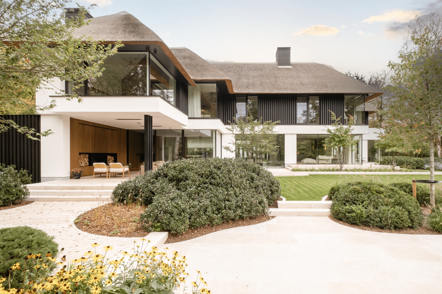 Buitengevel van een moderne villa in Brasschaat gerenoveerd door Villabouw Sels.