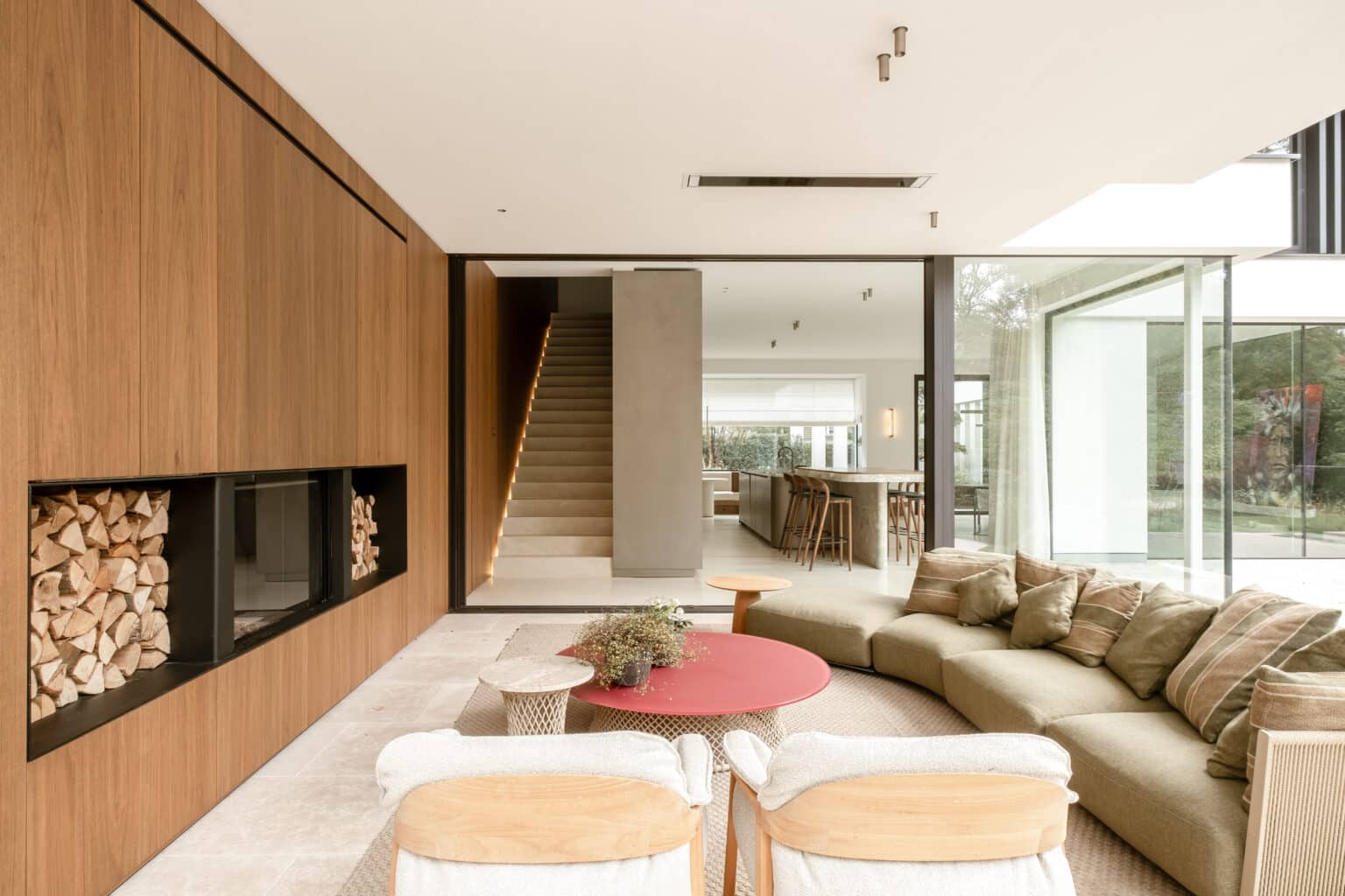 Kijklijn van een modern gerenoveerde villa in Brasschaat door Villabouw Sels.