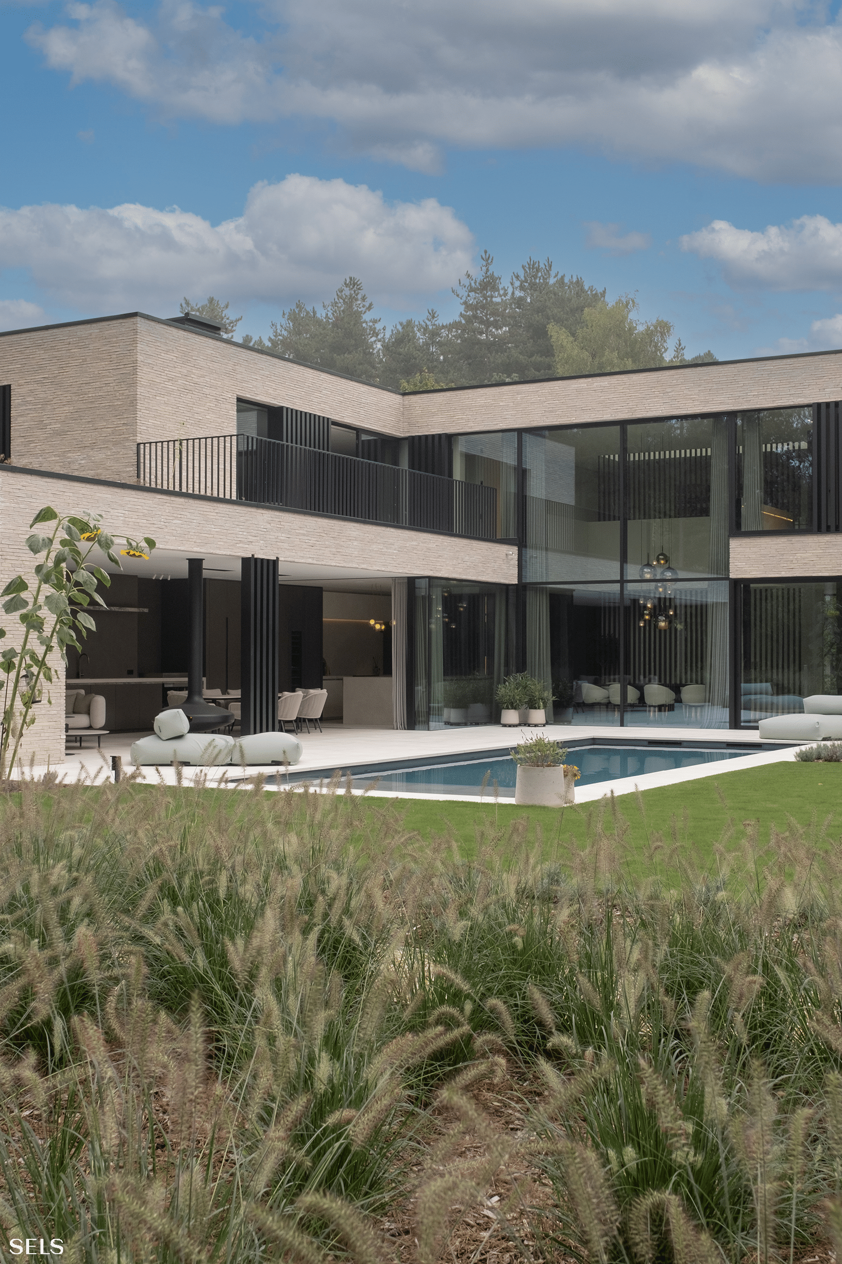 Moderne villa met grote raampartijen en strak design, gebouwd door Sels Villabouw