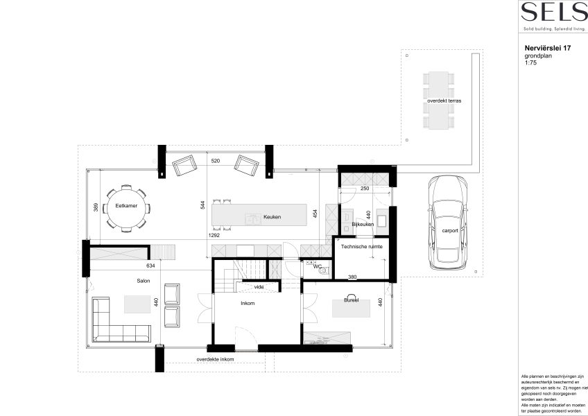 Architectonische plattegrond van een huis met gelabelde kamers, waaronder een keuken, salon en carport. Afmetingen verstrekt.