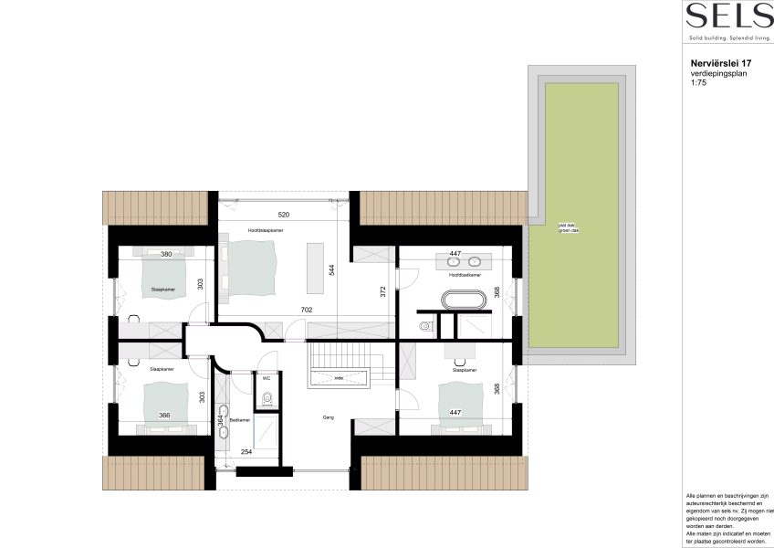 Bovenverdiepingsplan van een huis met meerdere slaapkamers, een badkamer en gedetailleerde afmetingen.